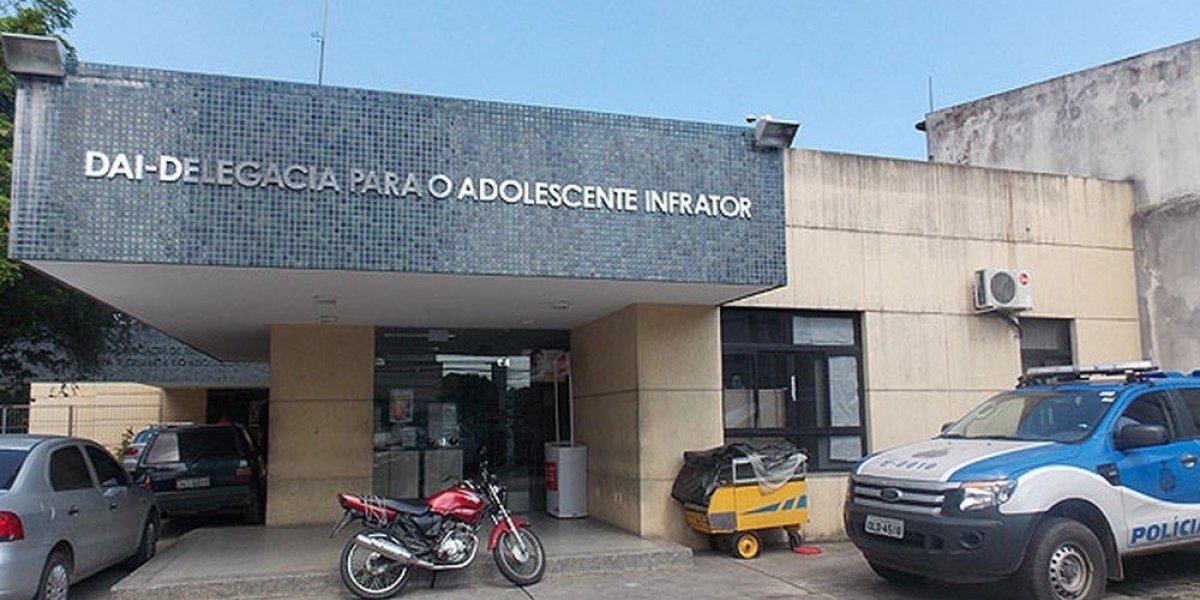 Polícia Militar apreende adolescente que portava armas e drogas no Pero Vaz