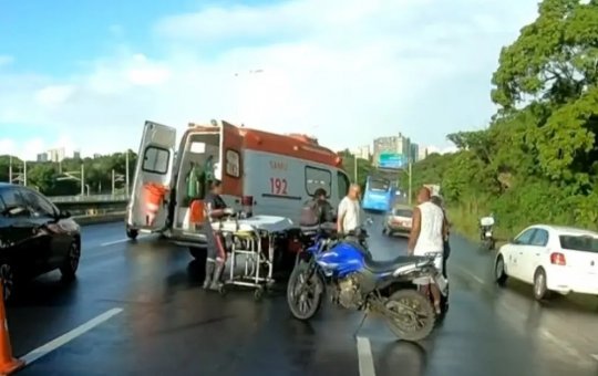 Acidente na Av. Paralela deixa trânsito engarrafado nesta segunda (25)