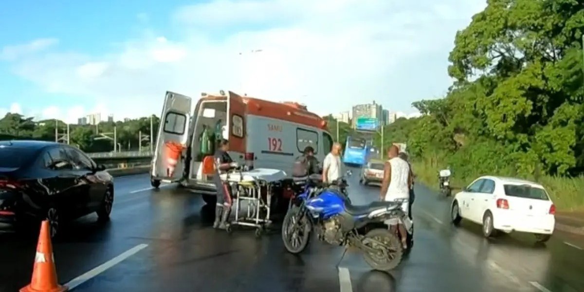 Acidente na Av. Paralela deixa trânsito engarrafado nesta segunda (25)