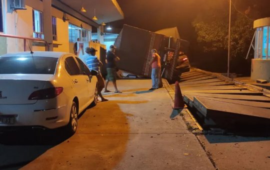 Viatura da Sefaz é esmagada por carreta na BR-116