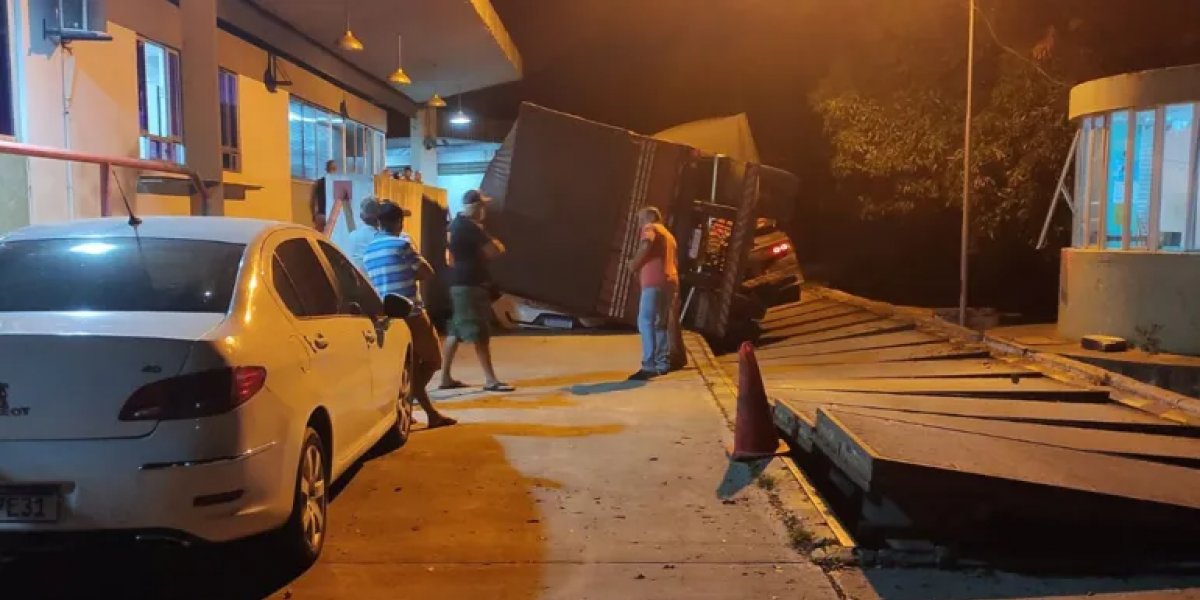 Viatura da Sefaz é esmagada por carreta na BR-116