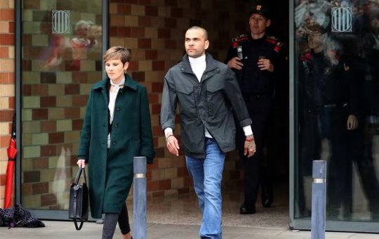 Daniel Alves paga fiança e deixa a prisão em Barcelona após 14 meses