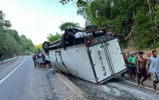 Eunápolis: caminhão tomba e provoca transtorno na BR-101