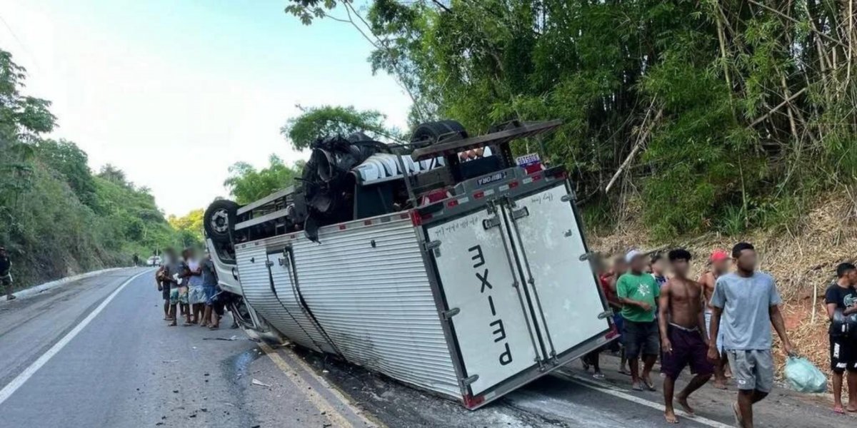 Eunápolis: caminhão tomba e provoca transtorno na BR-101