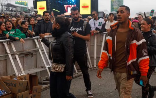 Novo affair? Preta Gil chega acompanhada com O Kannalha no Lollapalooza