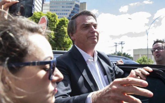 Bolsonaro fala sobre dormir na Embaixada na Hungria "É algum crime?"