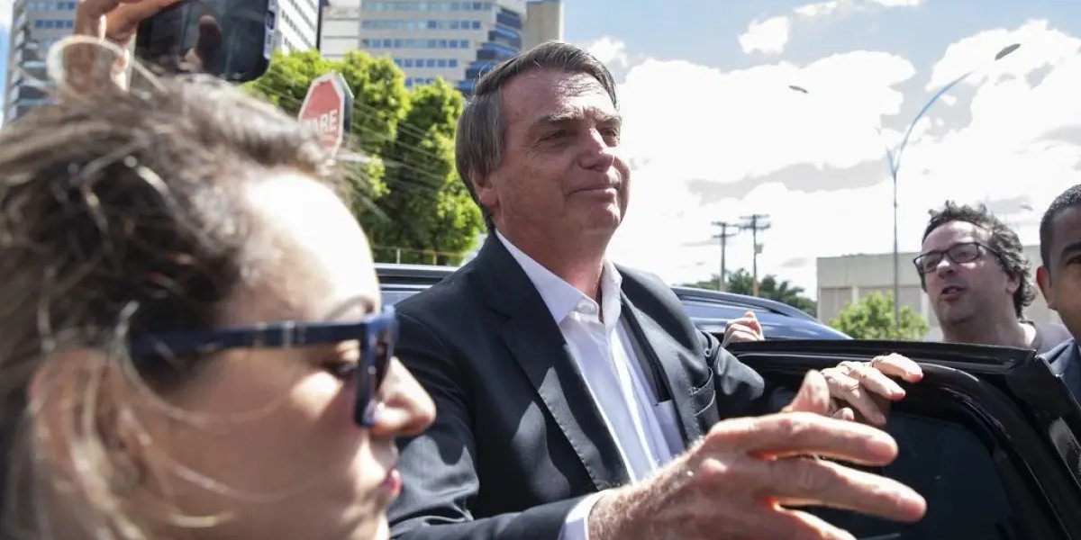Bolsonaro fala sobre dormir na Embaixada na Hungria "É algum crime?"