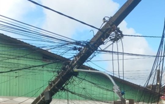 Caminhão deixa rua sem energia em Lauro de Freitas
