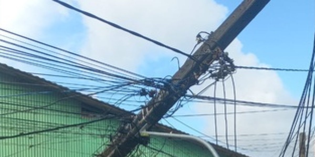 Caminhão deixa rua sem energia em Lauro de Freitas