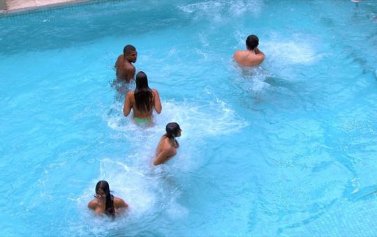 Participantes do BBB 24 pulam pelados na piscina para cumprir promessa