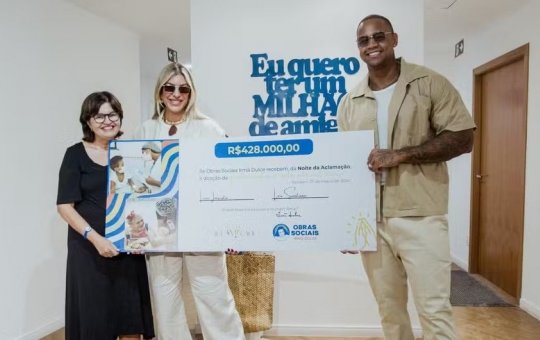 Léo Santana e Lore entregam cheque de doação para OSID