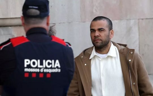 Daniel Alves:jogador se apresenta a justiça depois de deixar prisão