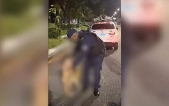 VÍDEO: Bebê de apenas 1 ano é encontrado na rua, nu e junto a um cachorro