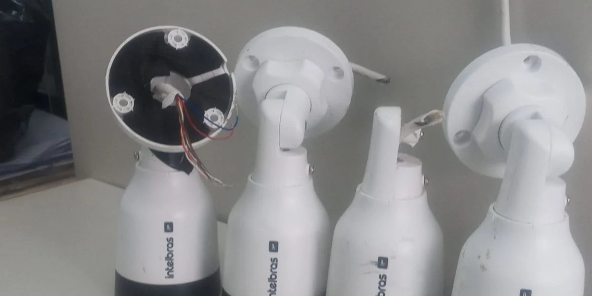 Polícia Militar remove câmeras de monitoramento usadas por traficantes em Jauá