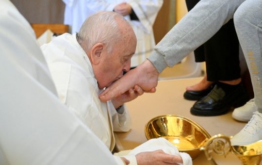 Papa Francisco lava os pés de 12 detentas em presídio feminino de Roma