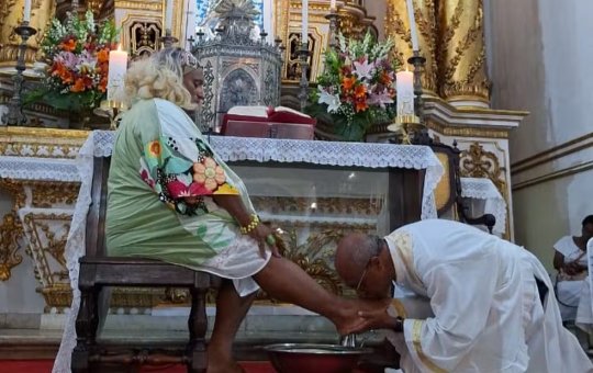 Padre lava pés de mulher trans em basílica tradicional de Salvador