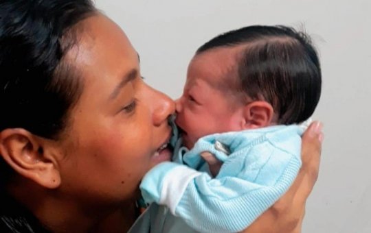 Mulher que deu à luz no chão da maternidade teve alta e desabafa sobre tristeza