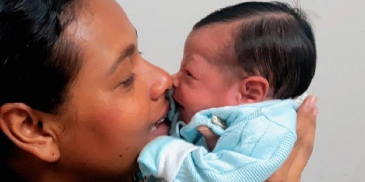 Mulher que deu à luz no chão da maternidade teve alta e desabafa sobre tristeza