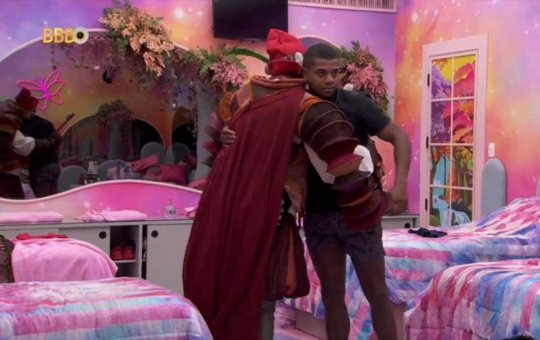BBB 24: clima de paz? Davi e MC Bin Laden se desculpam