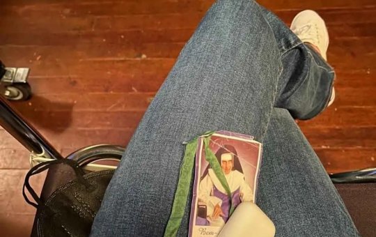 Grey’s Anatomy: atriz brasileira participa de cena e leva Santa Dulce ao set