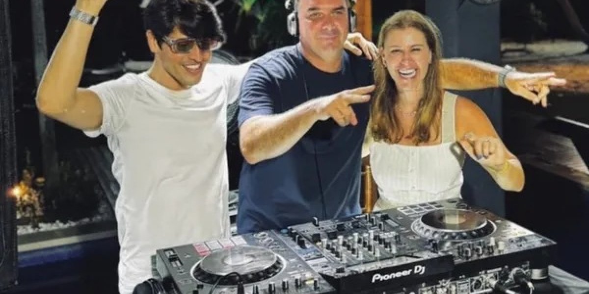 Filho de Bolsonaro passa feriadão em Praia do Forte