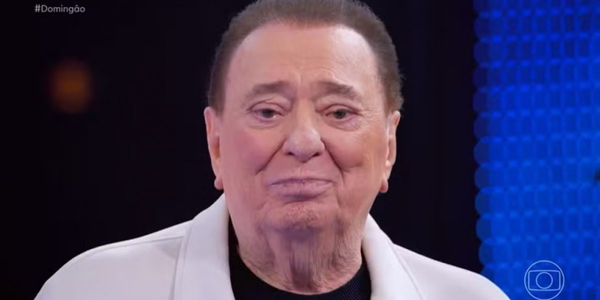 Raul Gil fica emocionado ao receber homenagem no Domingão