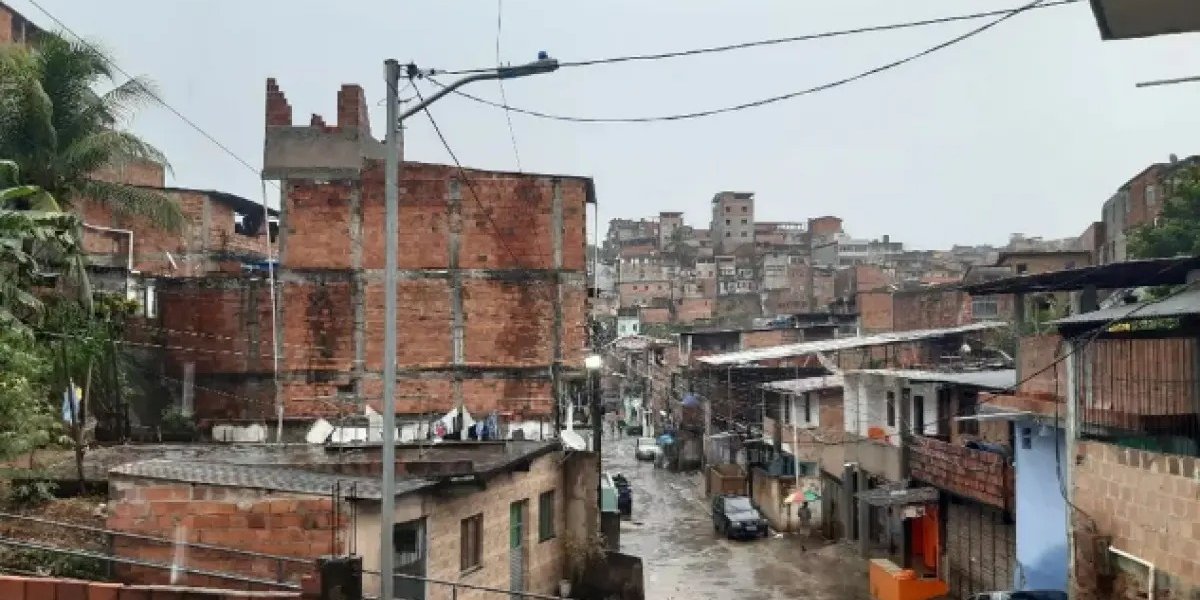 Fortes chuvas na madrugada causaram deslizamentos de terra em Salvador