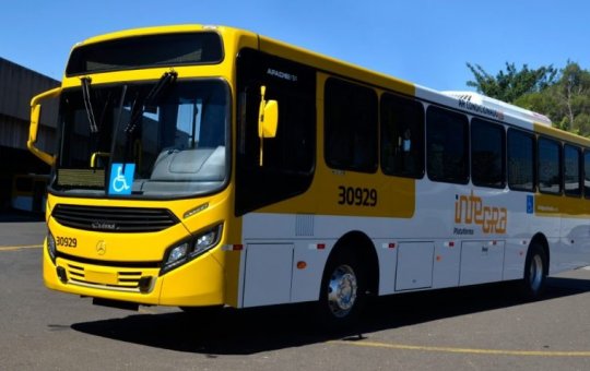 Ônibus pega fogo dentro de garagem em Salvador