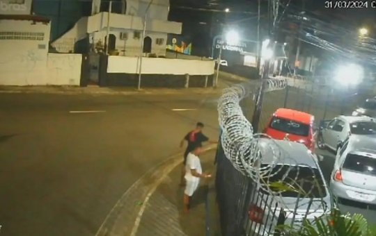 Homens são flagrados incendiando carro no Barbalho