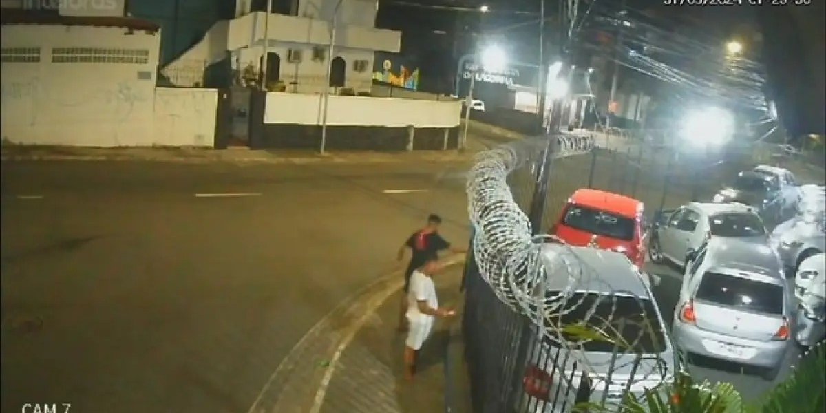 Homens são flagrados incendiando carro no Barbalho