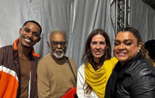 “Apaixonada em viver” diz Preta Gil em foto ao lado de O Kannalha