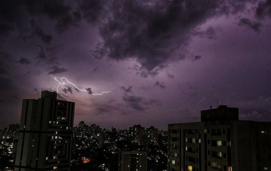 Quase 30 mil raios são registrados num intervalo de 6 horas na Bahia