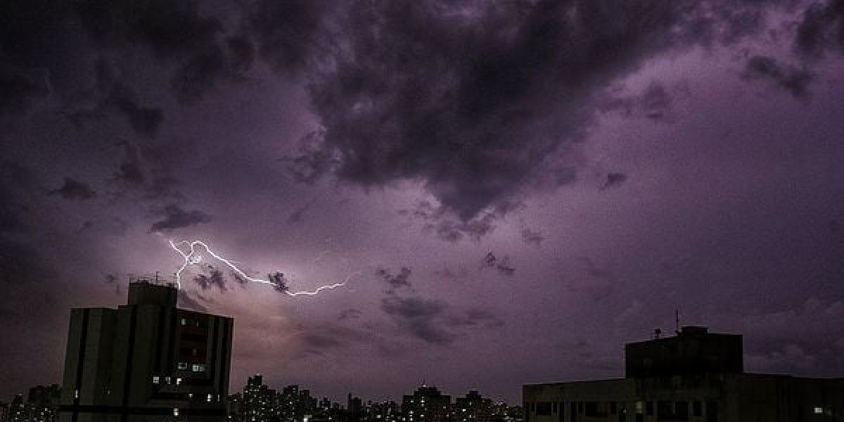 Quase 30 mil raios são registrados num intervalo de 6 horas na Bahia