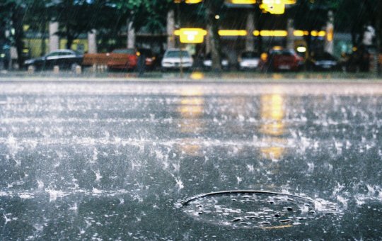 Carro fica preso sobre bueiro em Petrolina