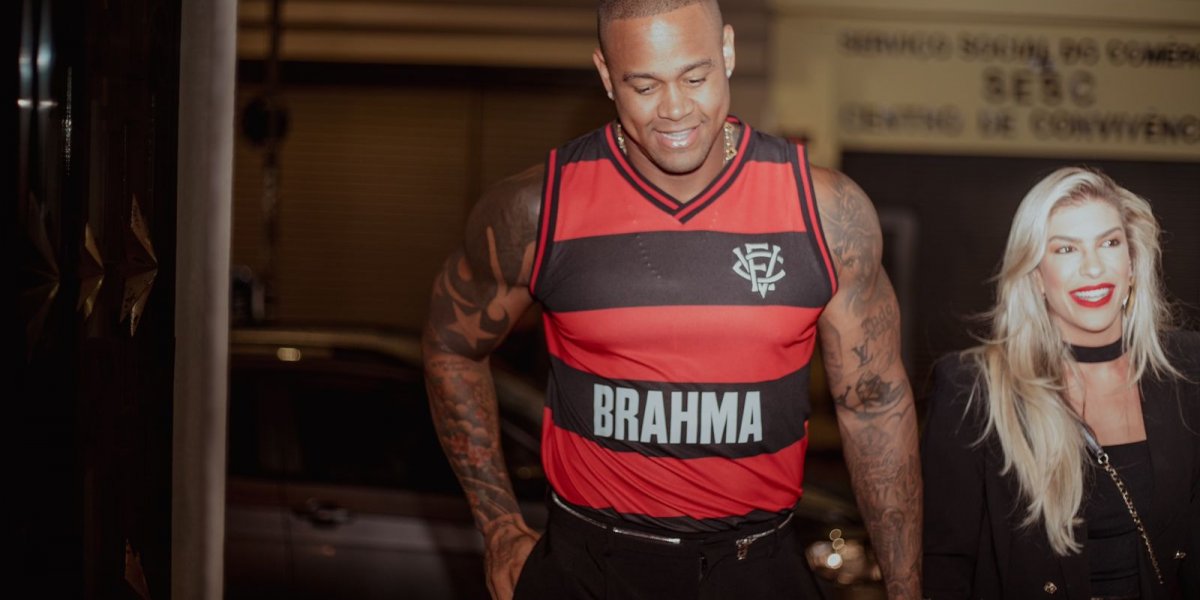 Léo Santana usa camisa do Vitória em jantar com Lore Improta e viraliza na web