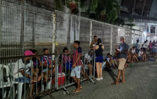 Torcedores do Bahia fazem fila pelos últimos ingressos do Ba-Vi