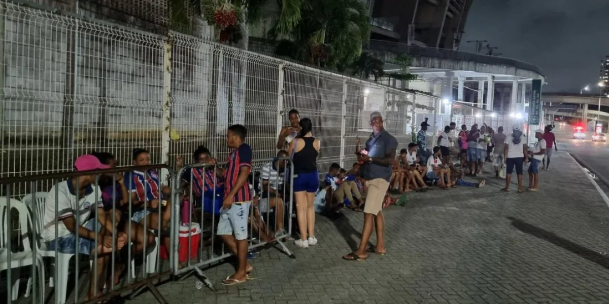 Torcedores do Bahia fazem fila pelos últimos ingressos do Ba-Vi