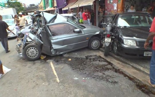 Caminhão desgovernado atinge cinco veículos e uma barraca na Baixa de Quintas