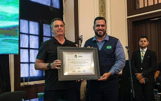 Jair Bolsonaro recebe título de cidadão honorário de popular cidade nordestina