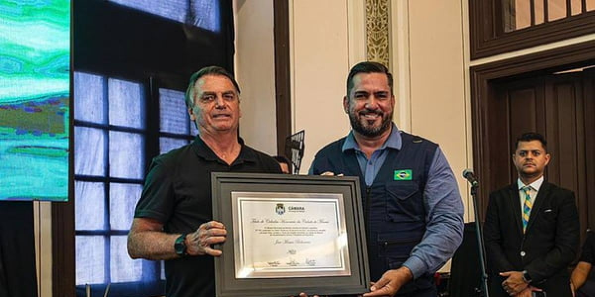 Jair Bolsonaro recebe título de cidadão honorário de popular cidade nordestina