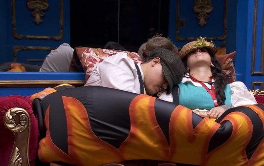 Lucas Buda e Giovanna disfarçam e escutam conversa de Davi e Isabelle