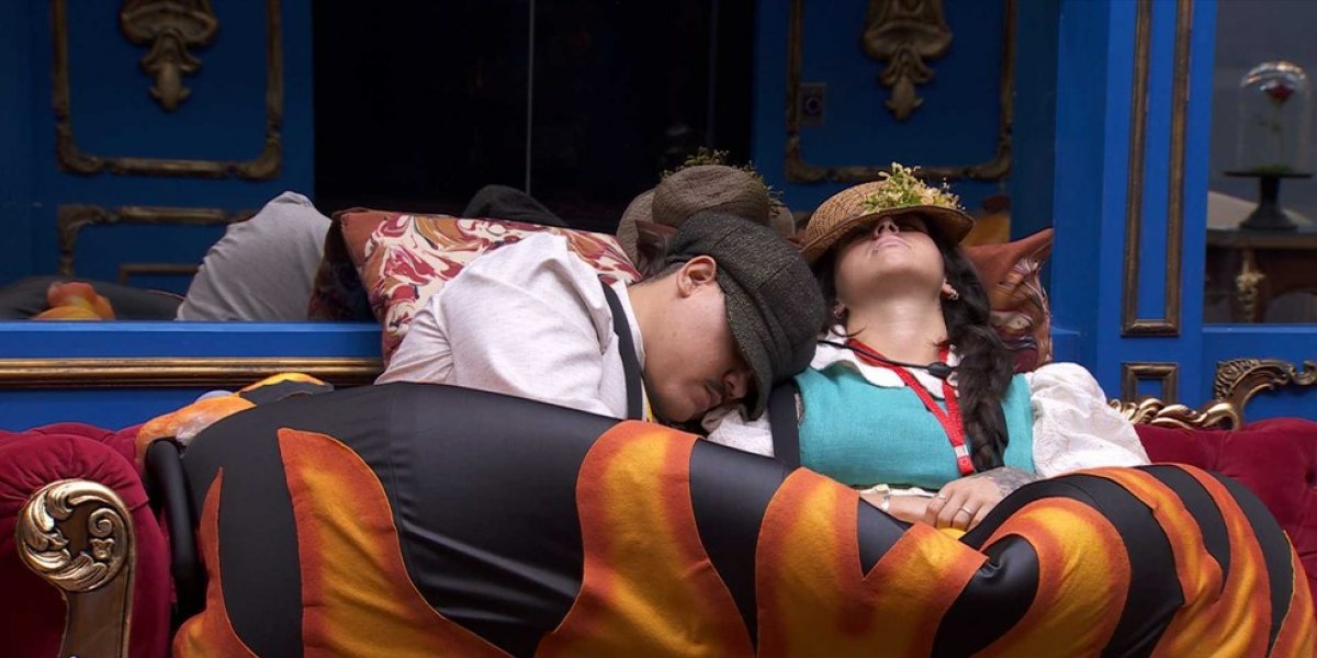 Lucas Buda e Giovanna disfarçam e escutam conversa de Davi e Isabelle