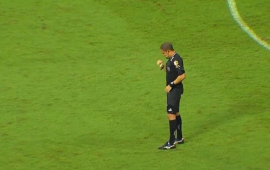 Comemorou? Árbitro vibra após a final do Campeonato Baiano e intriga torcedores