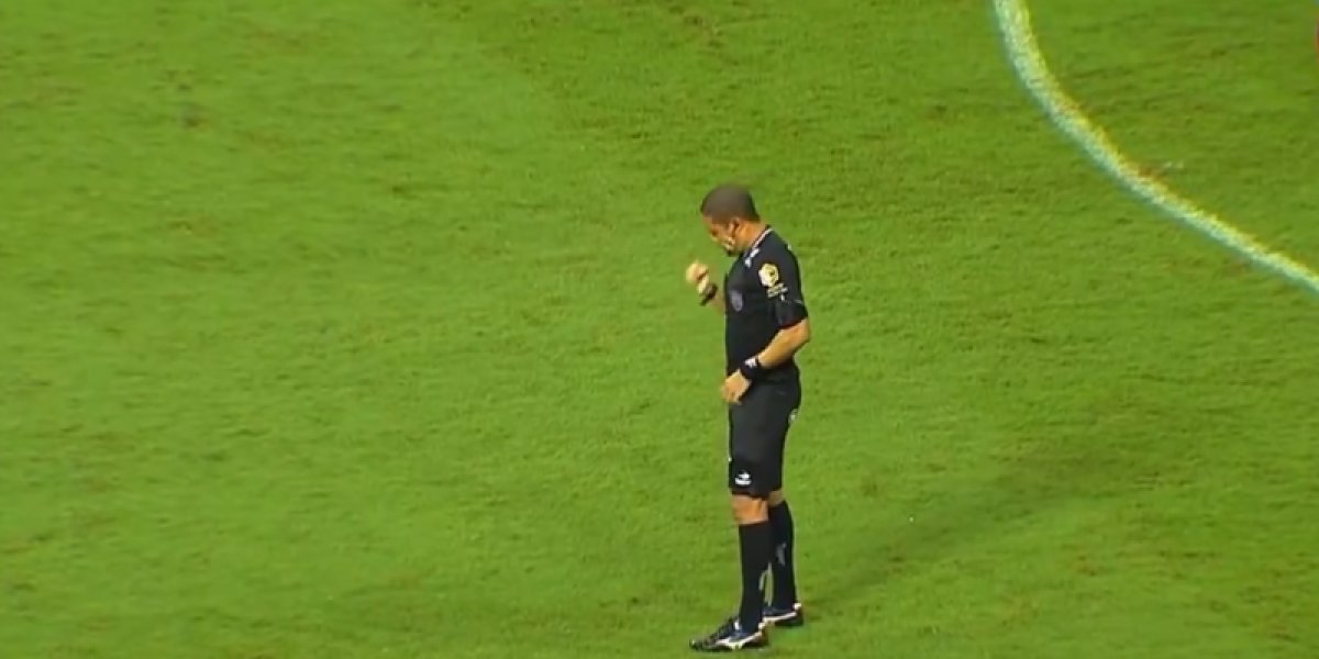 Comemorou? Árbitro vibra após a final do Campeonato Baiano e intriga torcedores