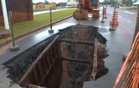 Av. Octávio Mangabeira tem faixa de pista interditada após cratera