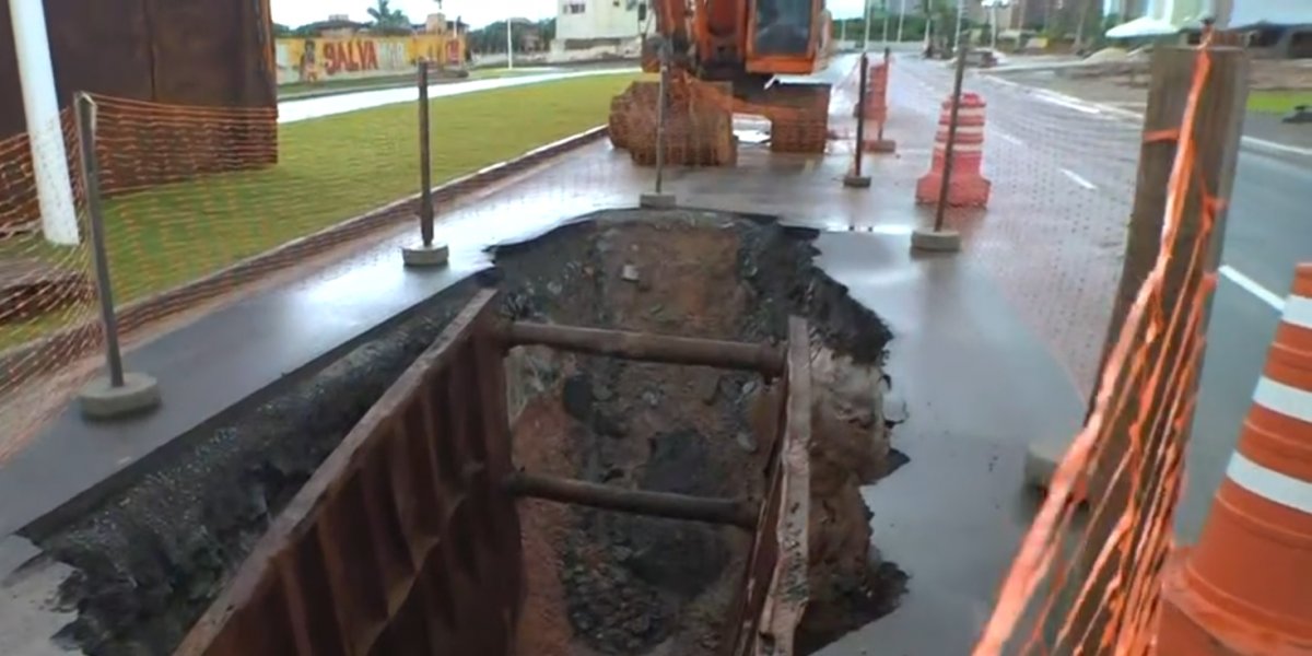 Av. Octávio Mangabeira tem faixa de pista interditada após cratera