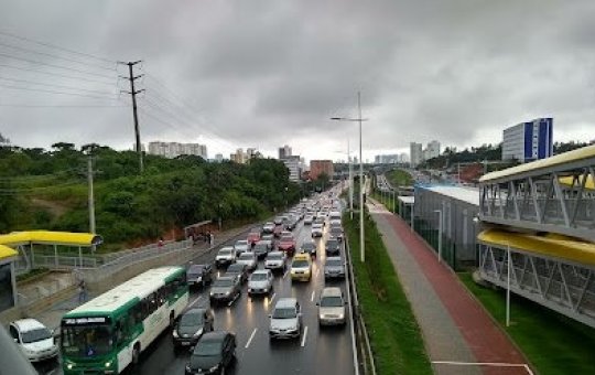 Após chuvas intensas em Salvador, Avenida Paralela registra alagamentos