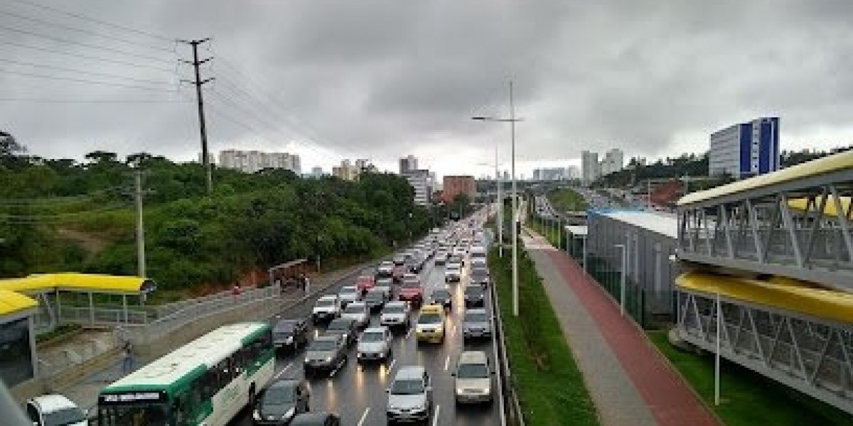 Após chuvas intensas em Salvador, Avenida Paralela registra alagamentos