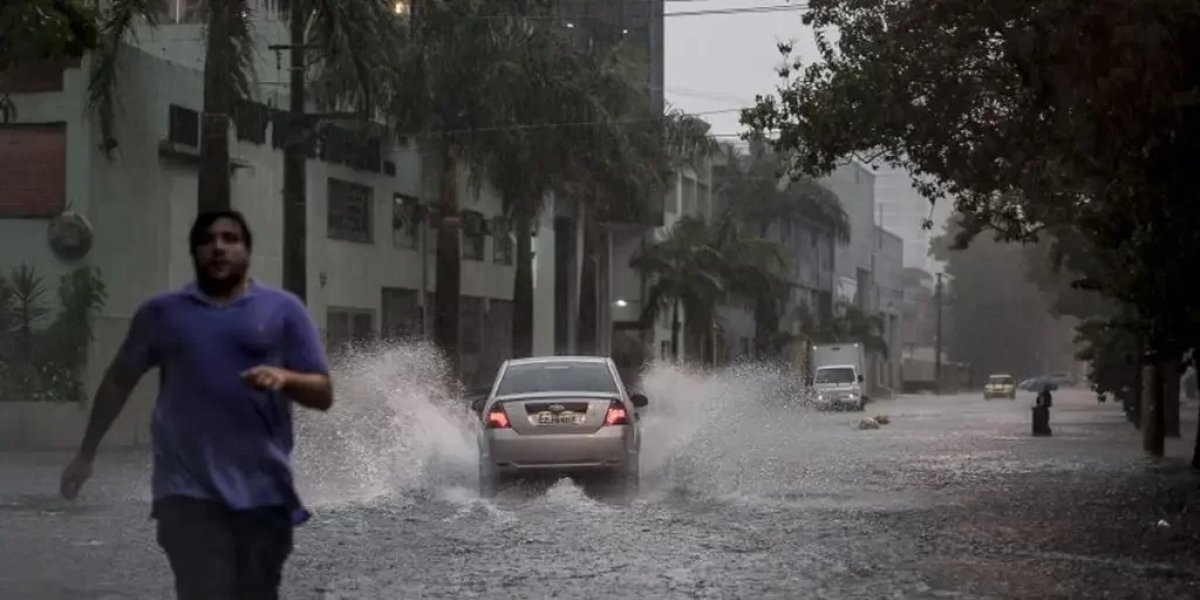 População se diverte em ruas alagadas com pranchas e moto aquática em Salvador