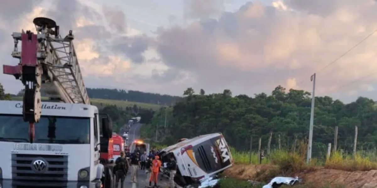 Acidente envolvendo ônibus de turismo deixa oito mortos e 23 pessoas feridas
